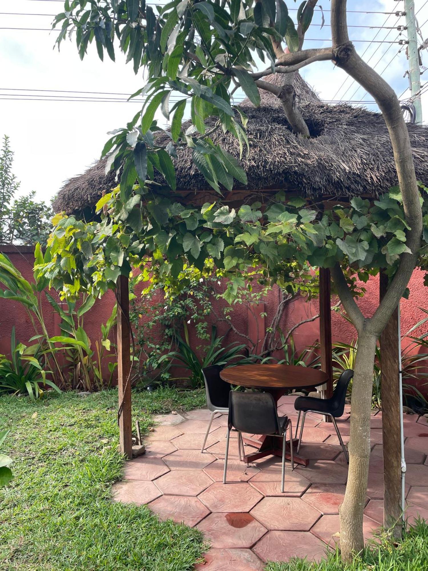 Hechtech House Apartment Accra Luaran gambar